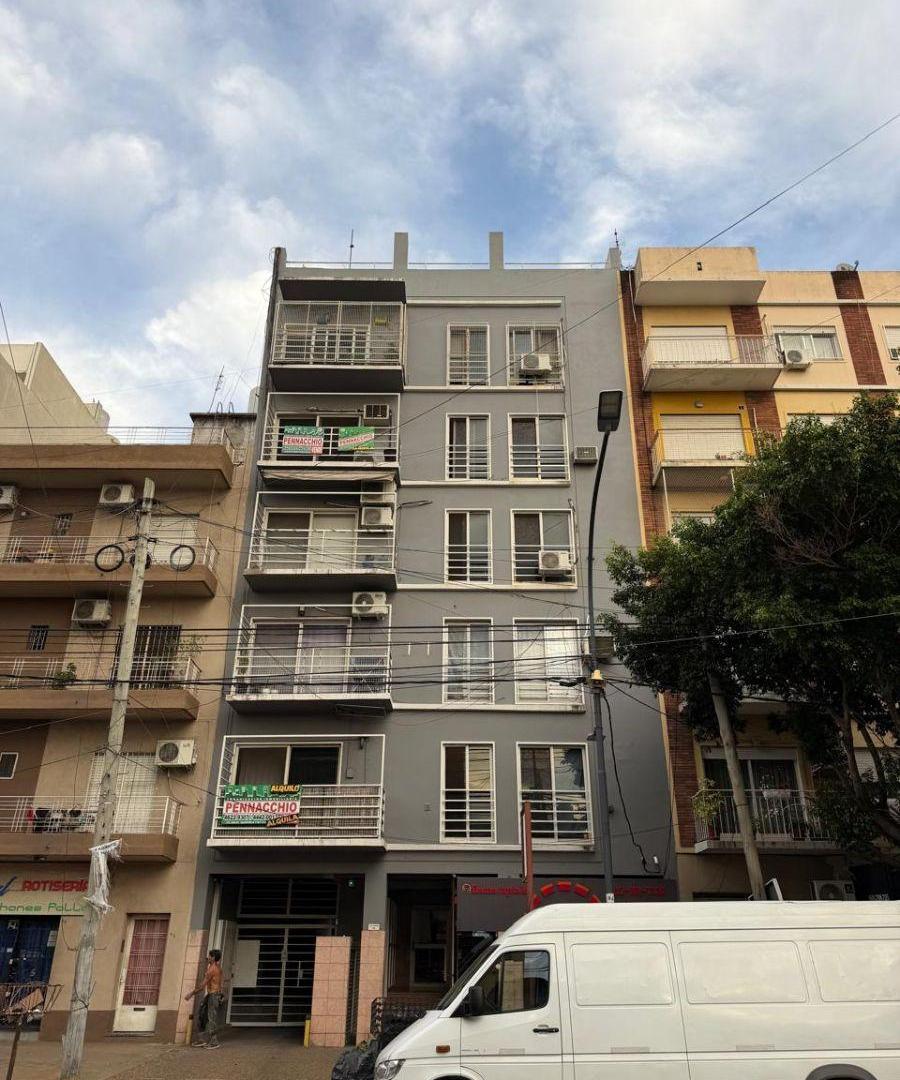 Foto de Departamento 2 Ambientes con Patio y 4 Cocheras – Tapiales Centro, imagen 1