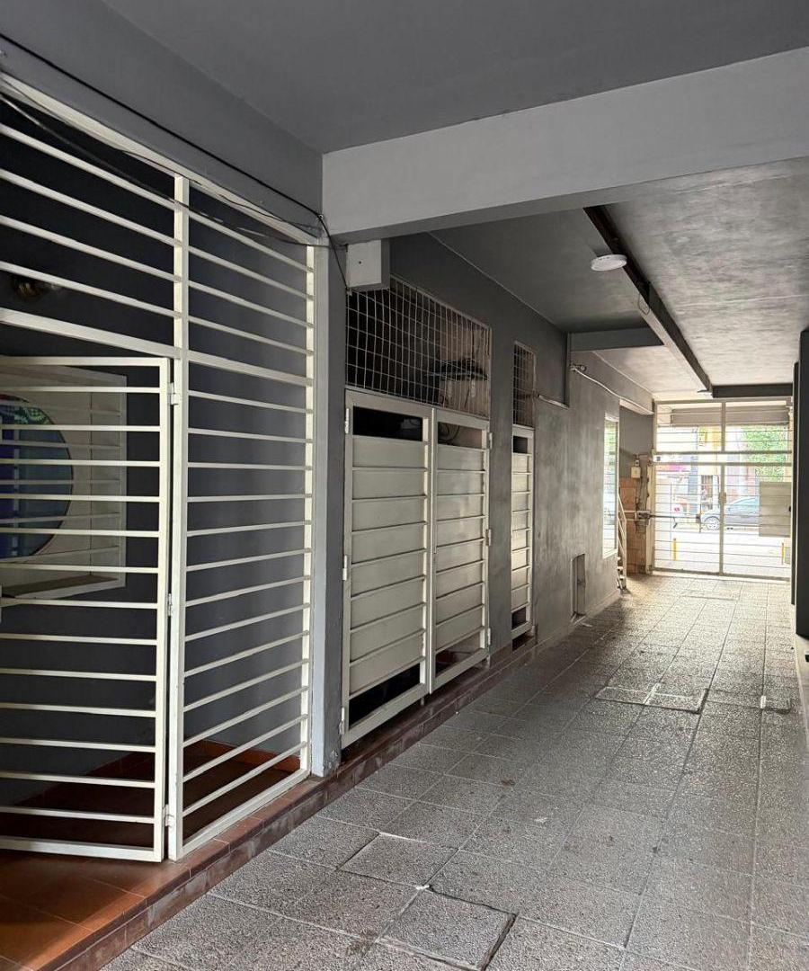 Foto de Departamento 2 Ambientes con Patio y 4 Cocheras – Tapiales Centro, imagen 2