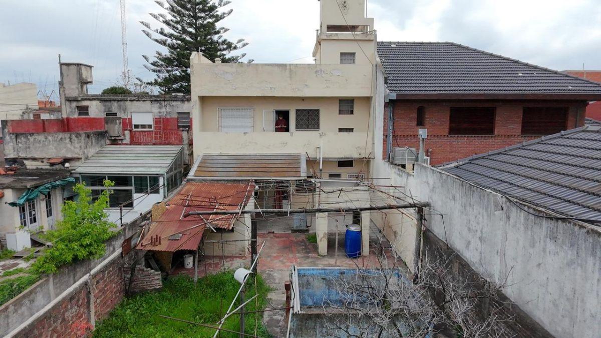 Foto de VENTA – Lote de 450 m² con casa multifamiliar, 2 departamentos, imagen 1