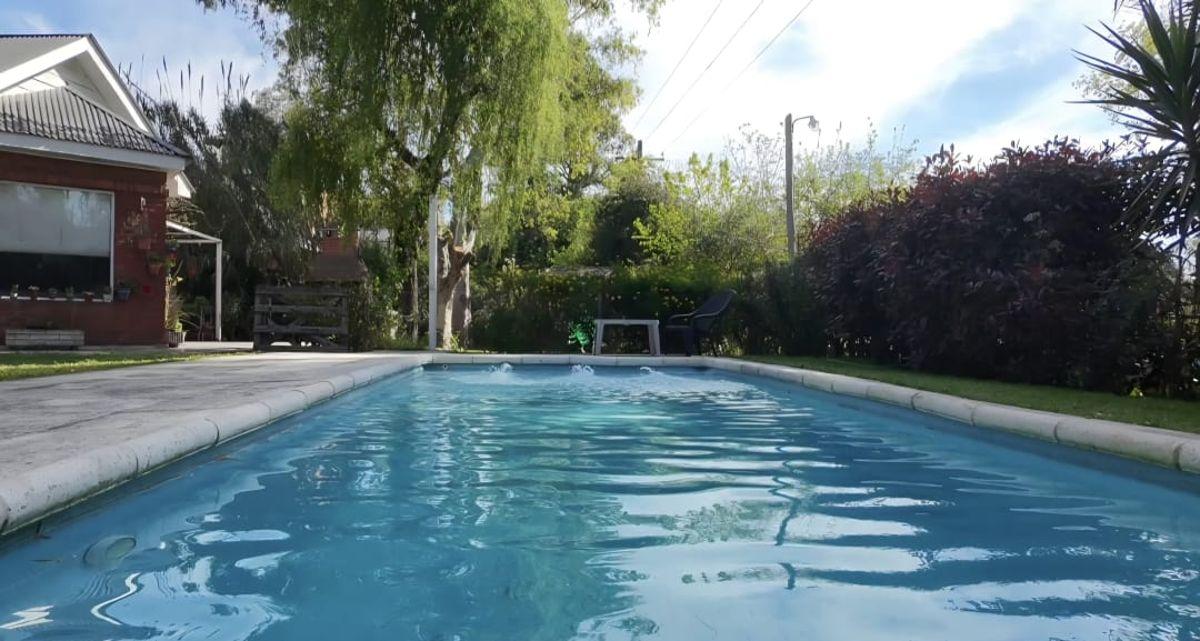 Foto de VENTA - EL PARAISO COUNTRY CLUB - HERMOSO CHALET 6 AMBIENTES EN DOS, imagen 1