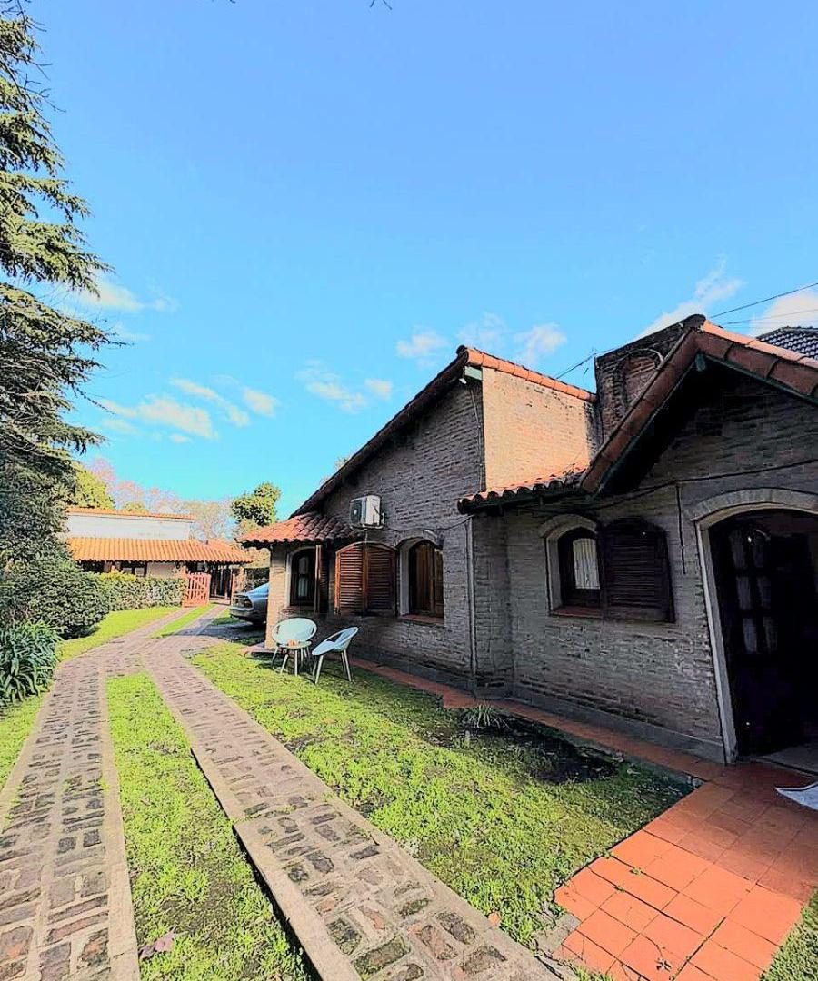Foto de VENTA - DOS RESIDENCIAS DE ESTILO EN LOTE DE 10 X 81 M, imagen 3