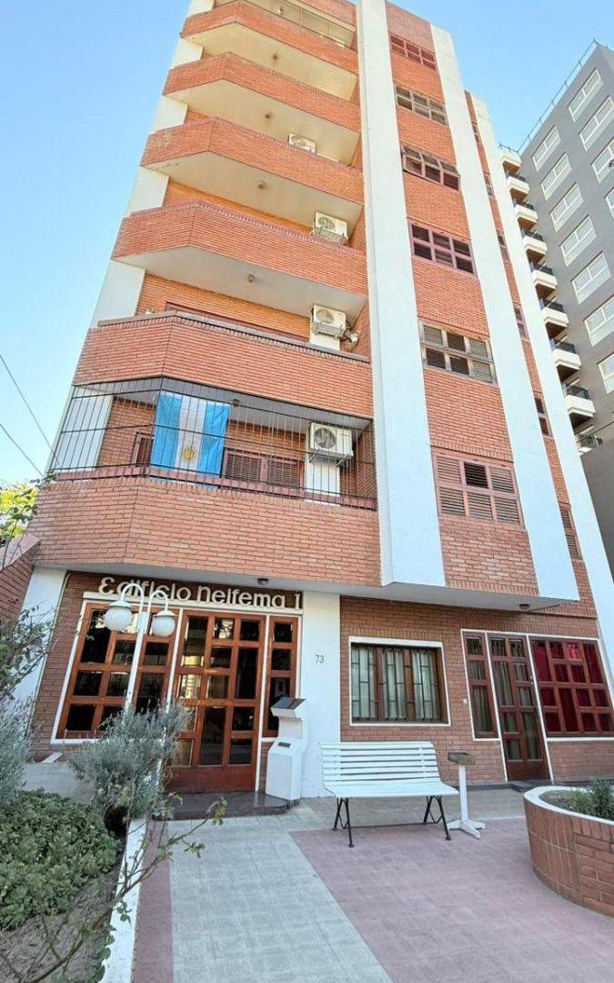 Foto de Departamento de 72 m² con 2 dormitorios y cochera en venta en pleno, imagen 1