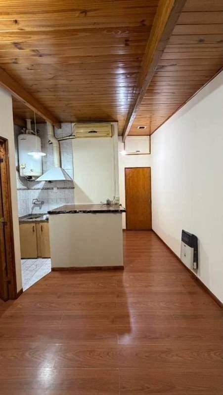 Foto de En alquiler · Departamento · 1 habitación Centro, techos de madera y, imagen 2