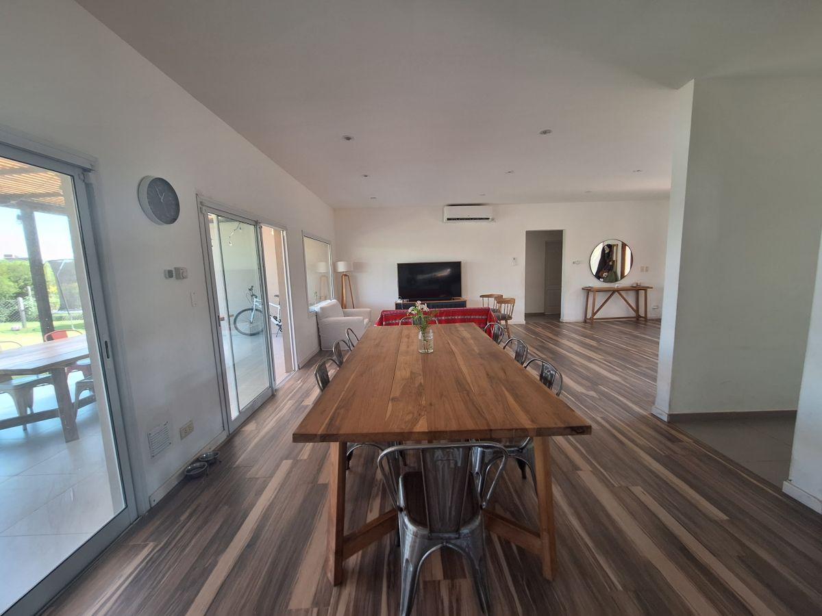 Foto de Casa en Venta de 5 ambientes en el Cantón!, imagen 2
