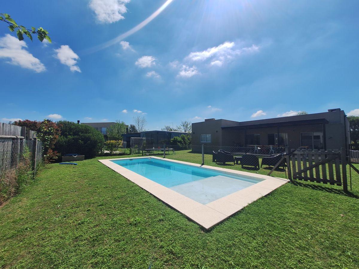 Foto de Casa en Venta de 5 ambientes en el Cantón!, imagen 1