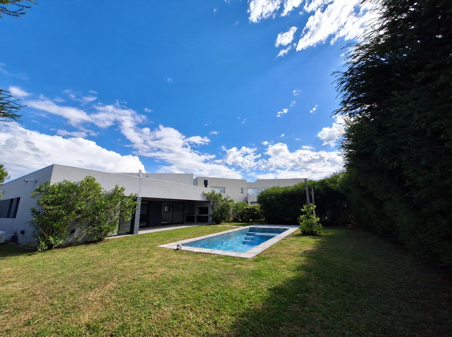 Foto de Casa a la Venta en El Cantón 4 ambientes, imagen 1