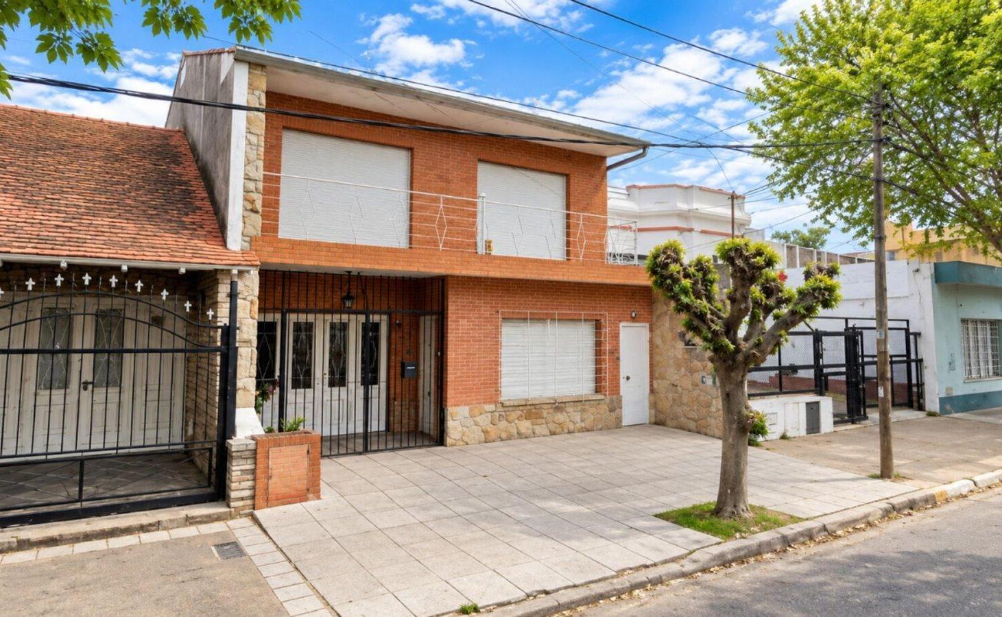 Foto de CASA 4 AMBIENTES CON GARAJE Y PATIO EN QUILMES, imagen 2