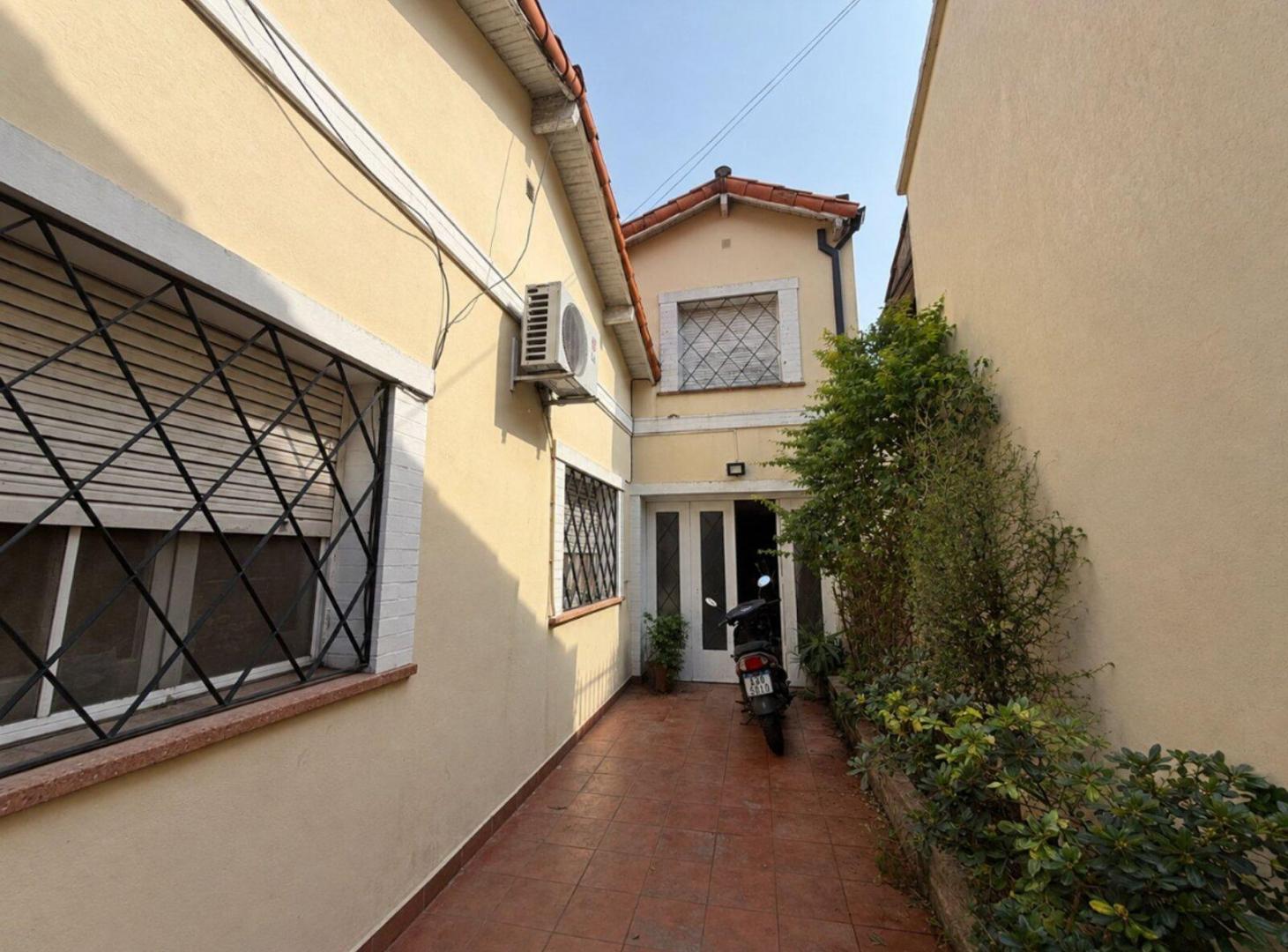 Foto de VENTA CASA 5 AMB CON COCHERA Y PATIO | BERNAL, imagen 3