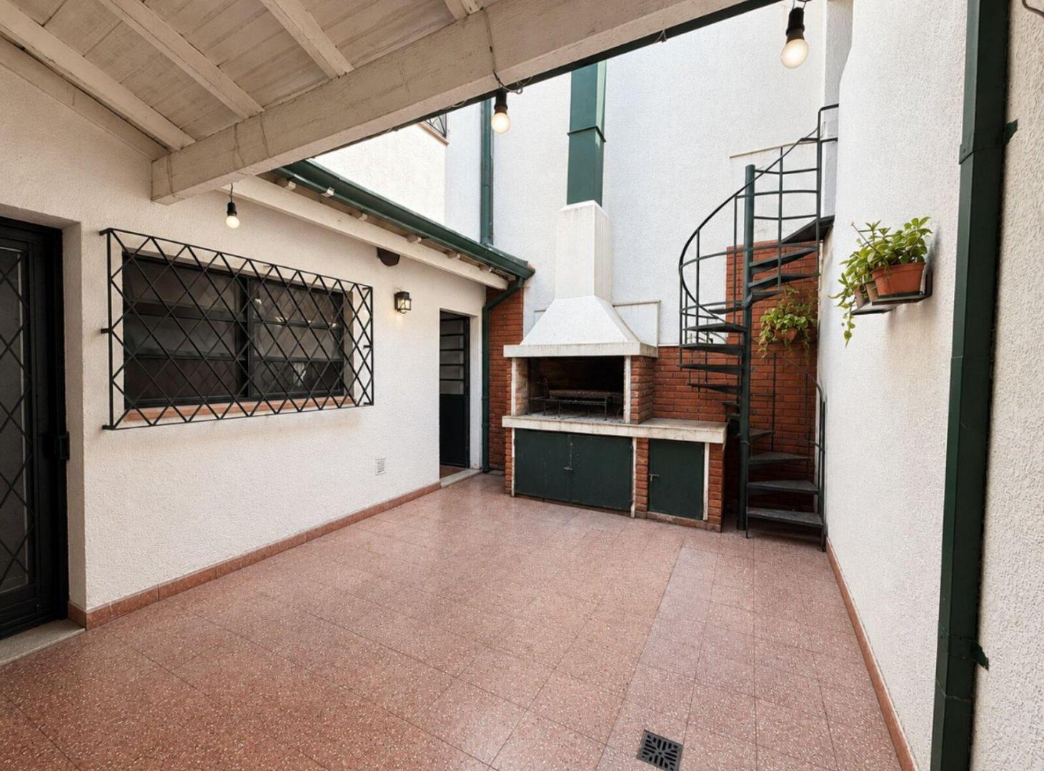Foto de VENTA CASA 5 AMB CON COCHERA Y PATIO | BERNAL, imagen 1