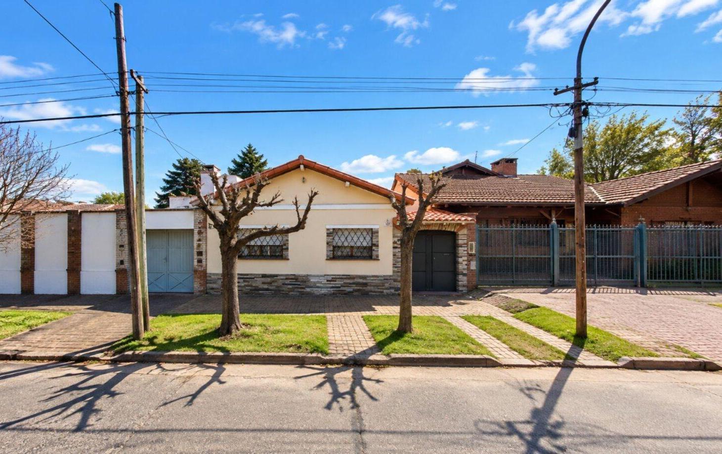 Foto de VENTA CASA 5 AMB CON COCHERA Y PATIO | BERNAL, imagen 2