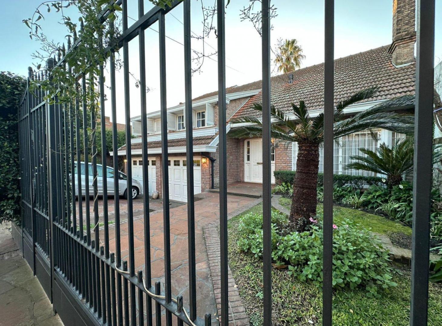 Foto de CASA 7 AMBIENTES, COCHERA Y PILETA EN QUILMES, imagen 1