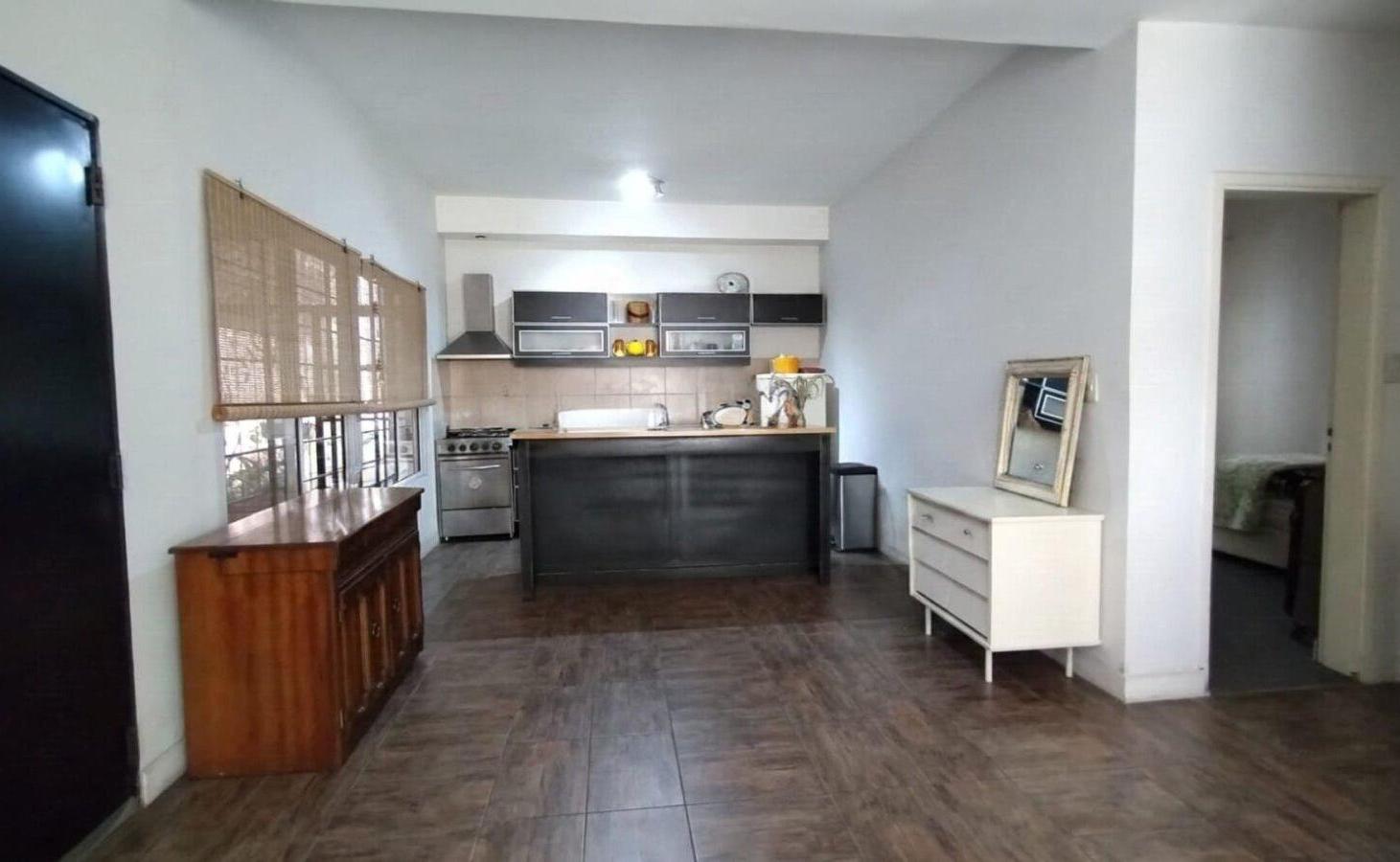 Foto de Venta casa 3 ambientes con cochera y patio Quilmes, imagen 2