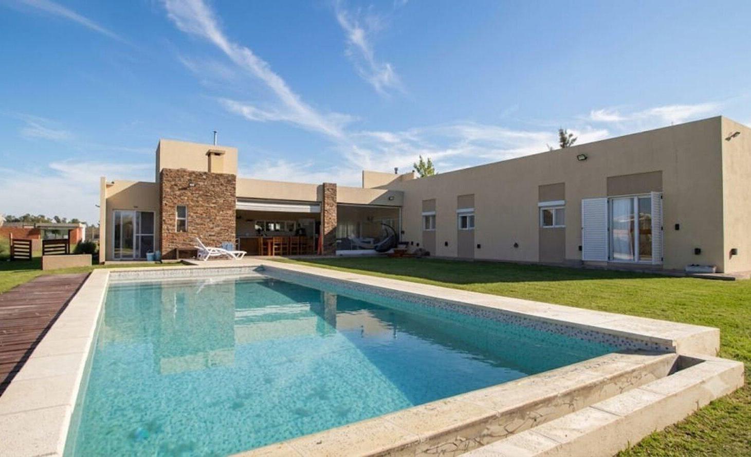 Foto de VENTA CASA 5 AMB CON PISCINA EN BARRIO ¨¨AREA 60¨¨, imagen 2