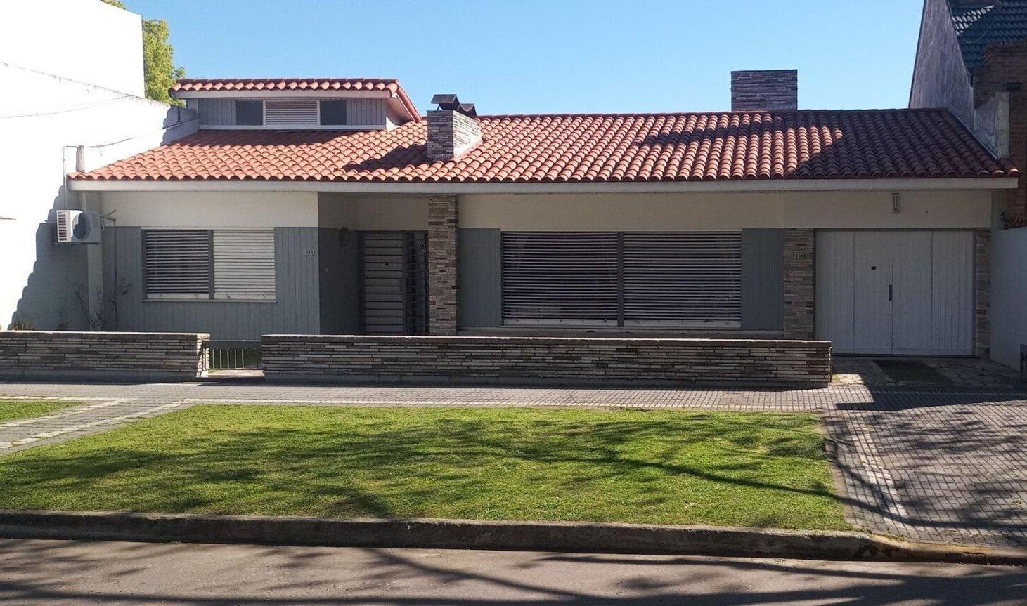 Foto de VENTA CASA 4 AMB PISCINA,PARQUE COCHERA BERNAL, imagen 2