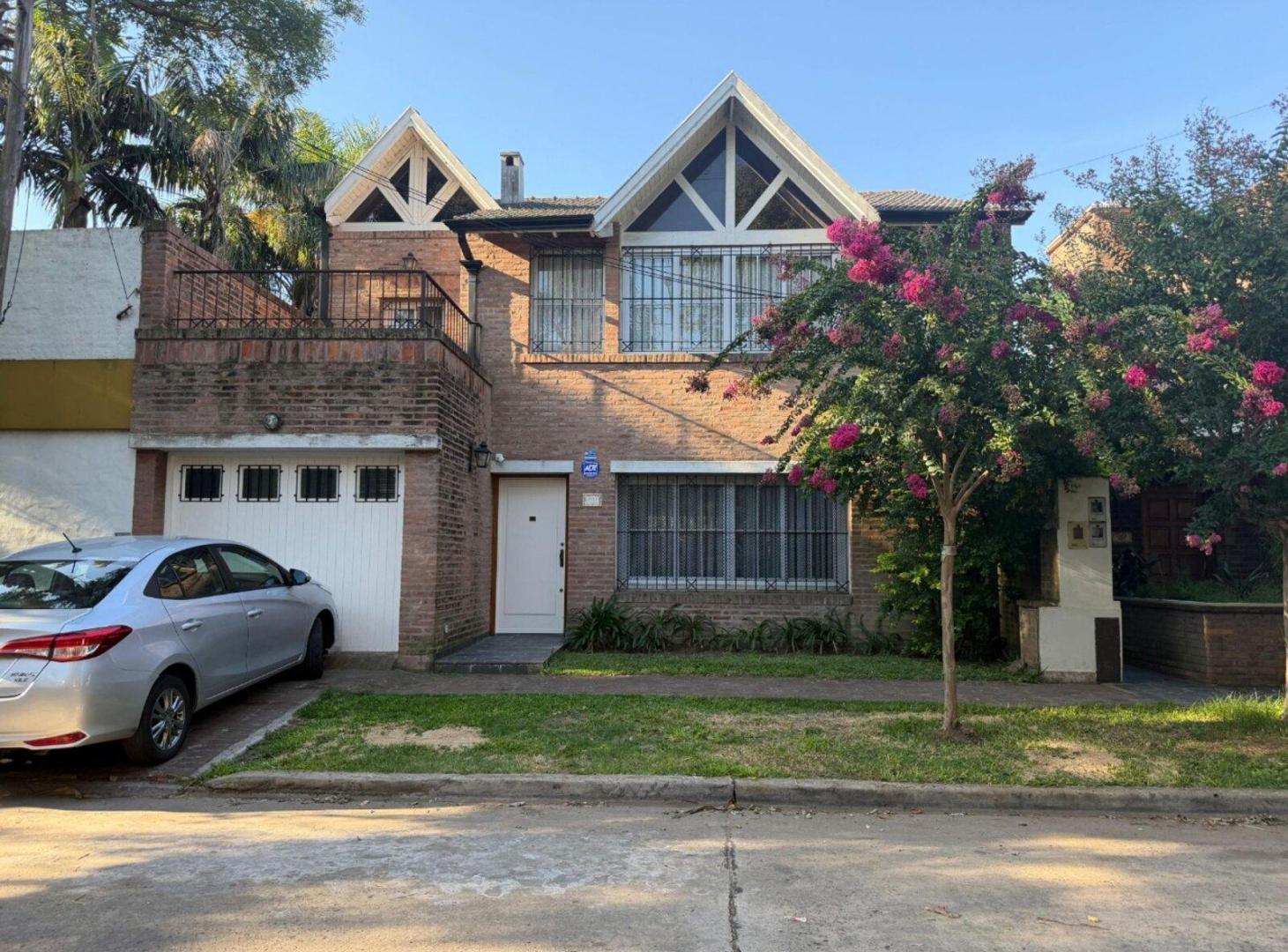 VENTA CASA 4 AMBIENTES CON COCHERA EN DON BOSCO
