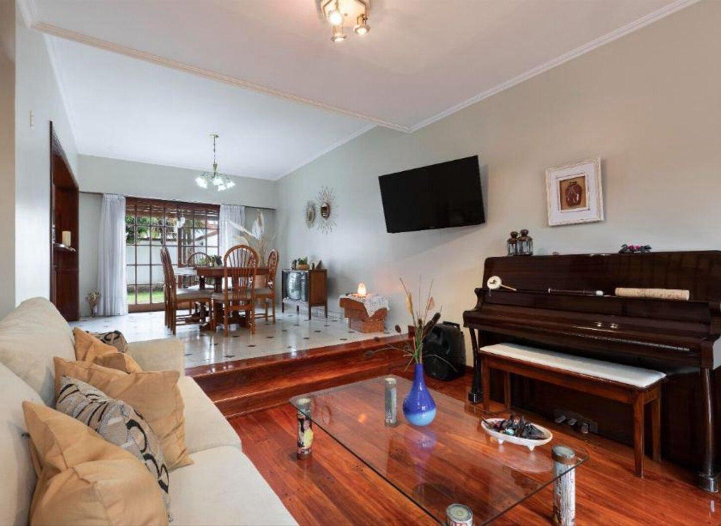 Foto de VENTA CASA QUILMES OESTE 3 PLANTAS 5 ambientes, imagen 5