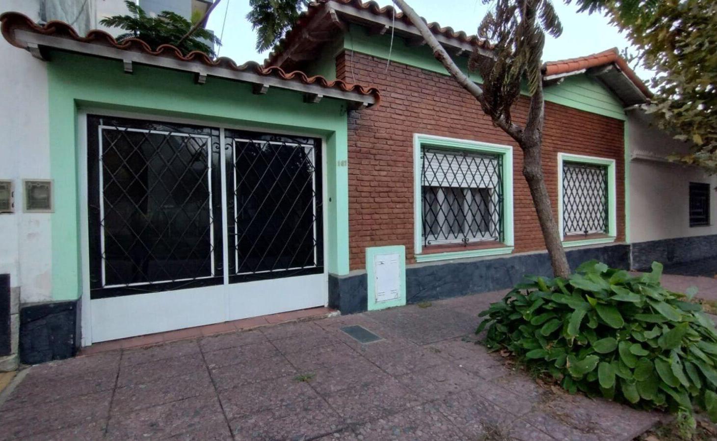 Foto de Venta casa 3 ambientes c/ cochera en Bernal centro, imagen 1