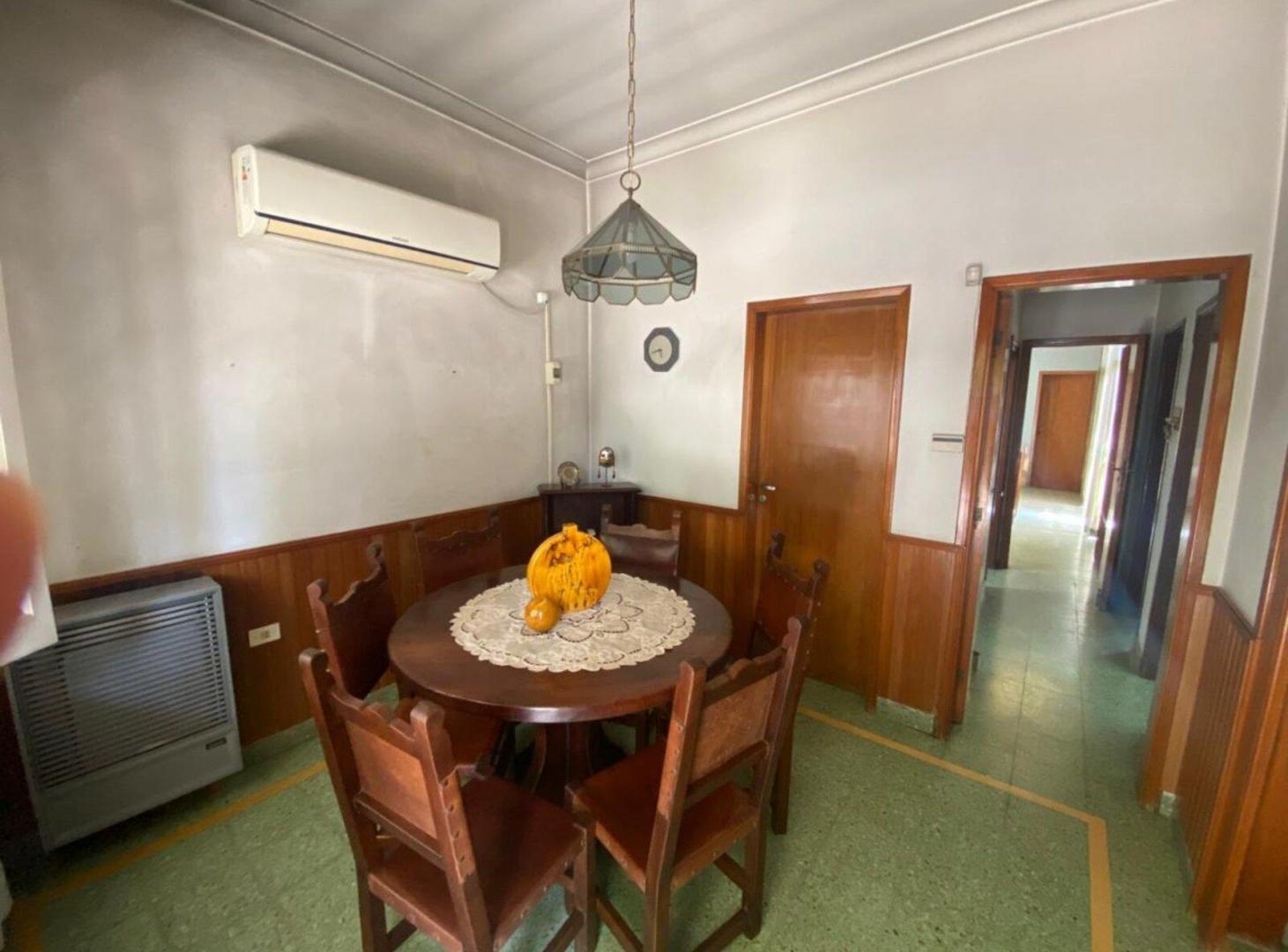 Foto de VENTA CASA 4 AMBIENTES BERAZATEGUI CON COCHERA, imagen 2