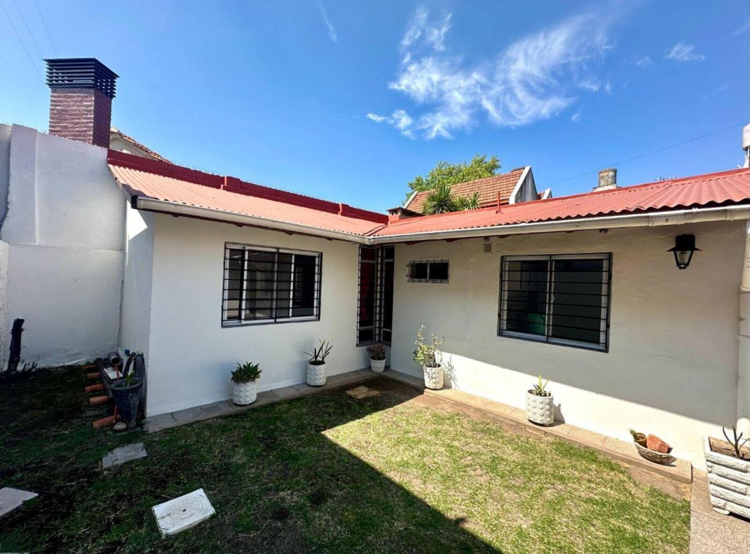 Foto de VENTA CASA 3 AMBIENTES CON JARDIN QUILMES, imagen 1