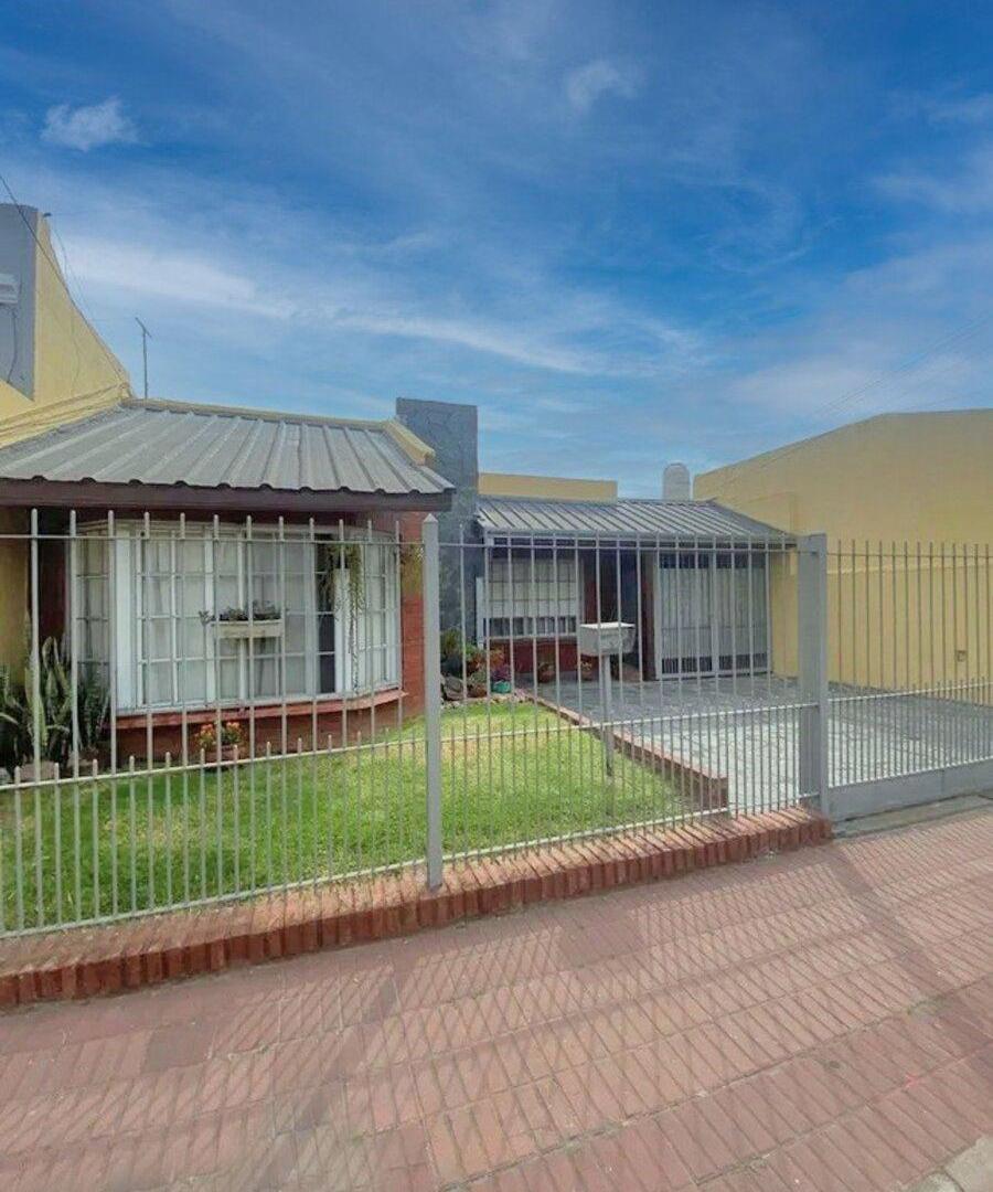 Foto de VENTA CASA 4 AMB. BERAZATEGUI C/PARQUE Y PILETA., imagen 1