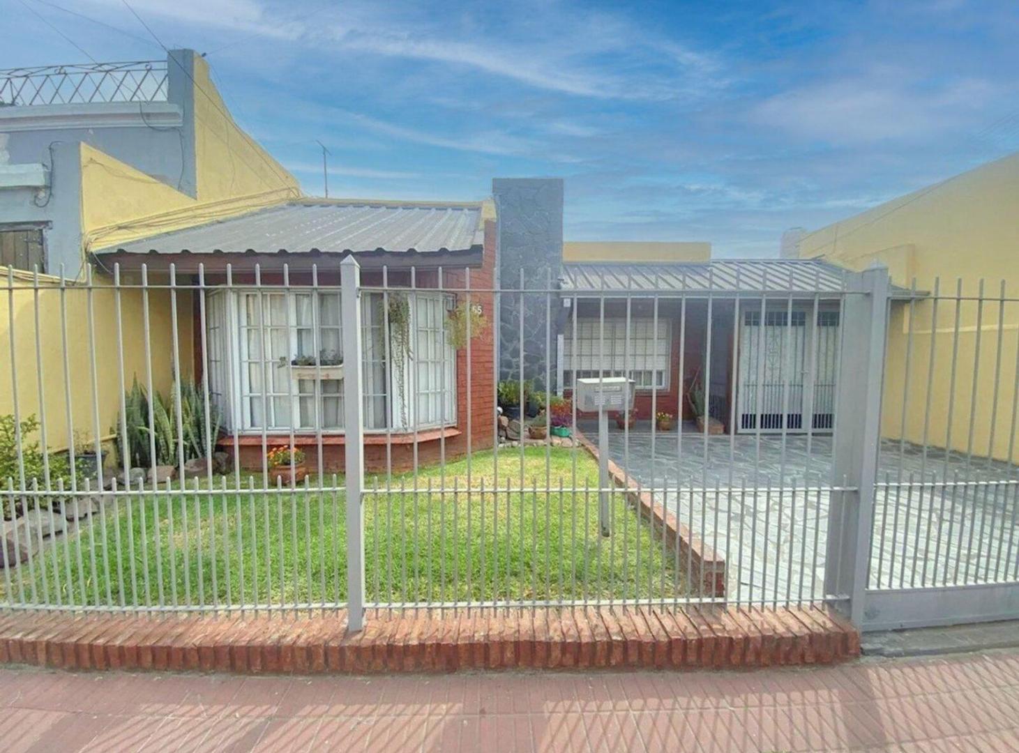 Foto de VENTA CASA 4 AMB. BERAZATEGUI C/PARQUE Y PILETA., imagen 2