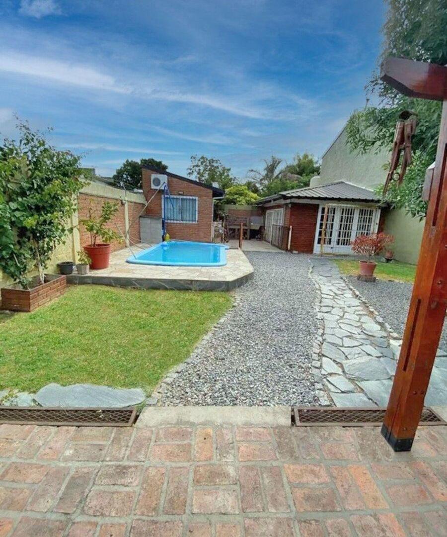 Foto de VENTA CASA 4 AMB. BERAZATEGUI C/PARQUE Y PILETA., imagen 3