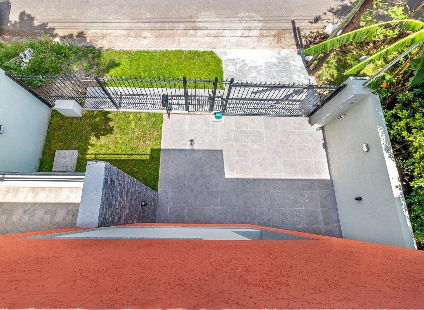 VENTA CASA 5 AMBIENTES EN RANELAGH C/COCHERA