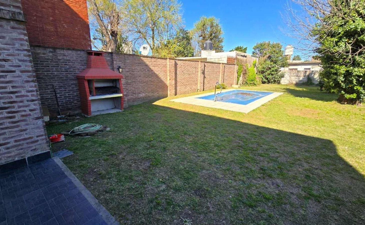 Foto de VENTA CASA 4 AMB CON COCHERA, JARDIN Y PILETA, imagen 2