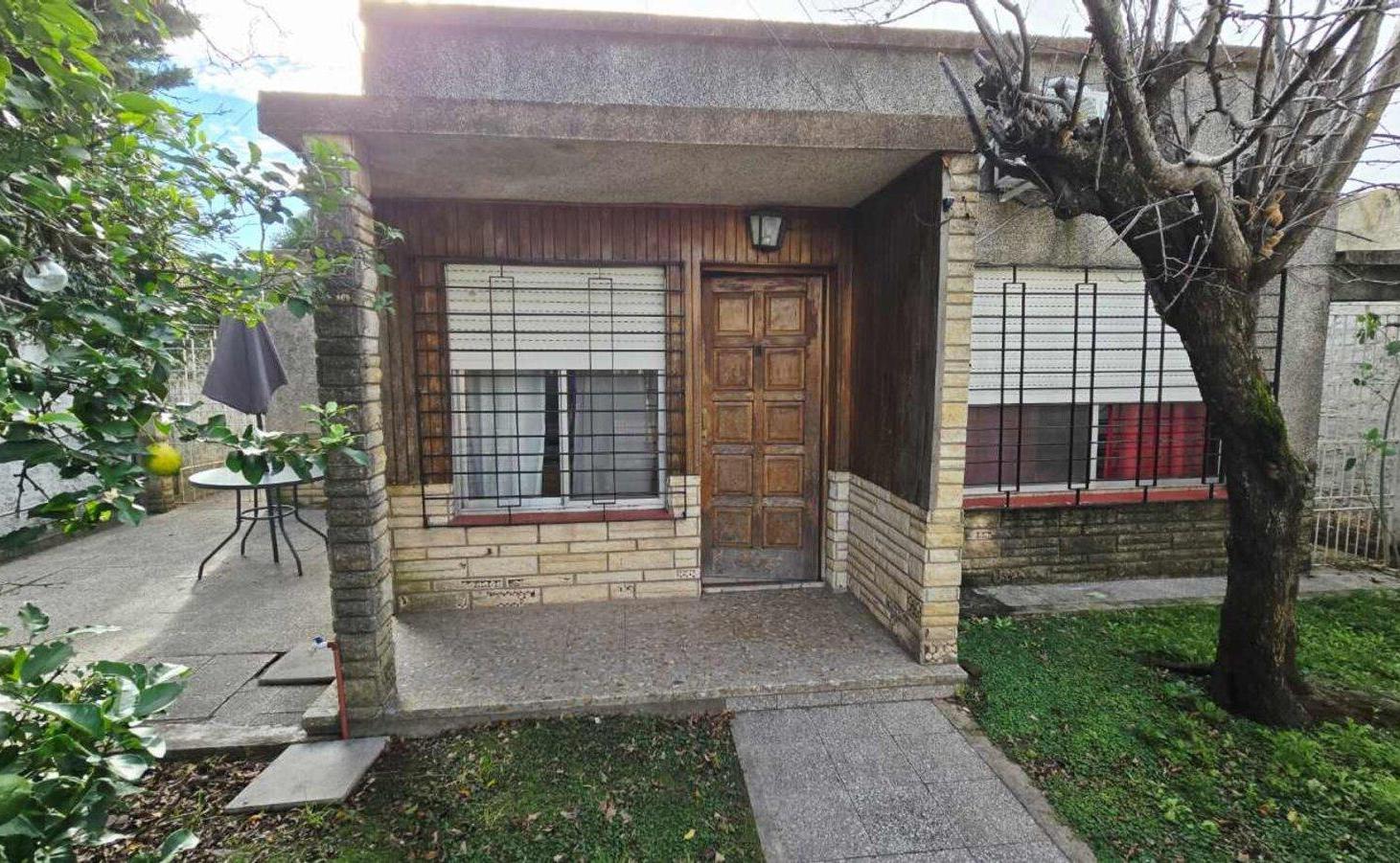 VENTA CASA 3 AMB. PARQUE Y COCHERA EZPELETA