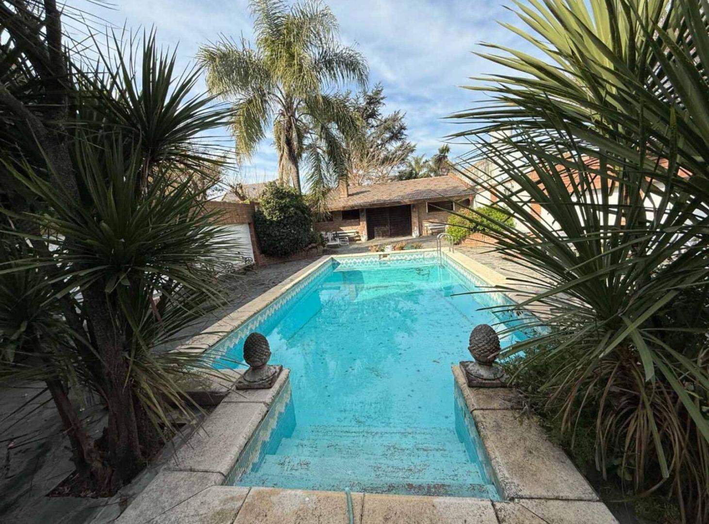 Foto de VENTA CASA 5 AMB CON PISCINA Y COCHERA - QUILMES, imagen 3