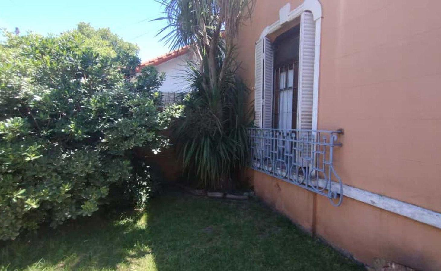 Foto de VENTA CASA 4 AMBIENTES EN BERNAL CON AMPLIO LOTE, imagen 3