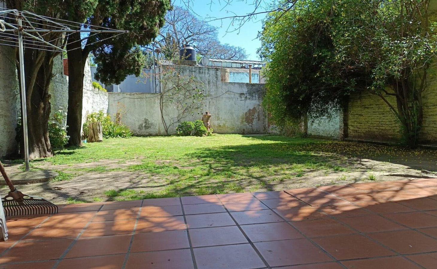 Foto de VENTA CASA 4 AMBIENTES EN BERNAL CON AMPLIO LOTE, imagen 2