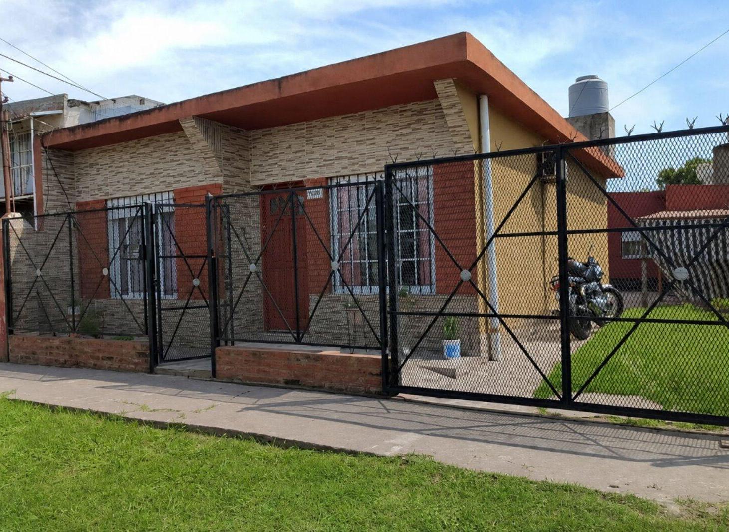 Foto de VENTA CASA DE 3 AMB. CON COCHERA BERAZATEGUI, imagen 1