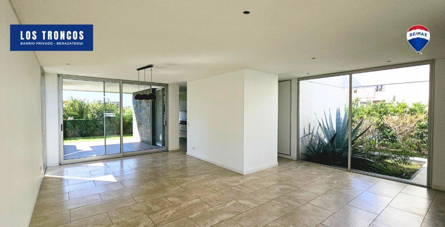 Casa 4 ambientes Venta Los Troncos