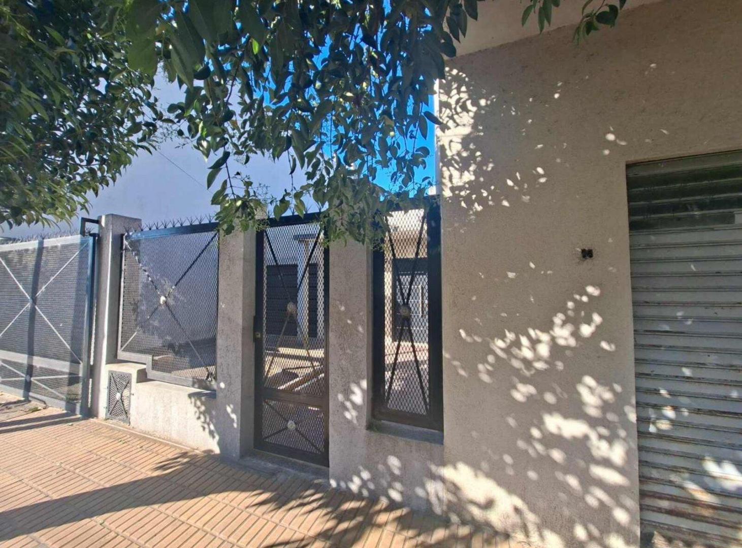 Foto de VENTA CASA 3 AMB CON PATIO Y LOCAL, BERAZATEGUI, imagen 1