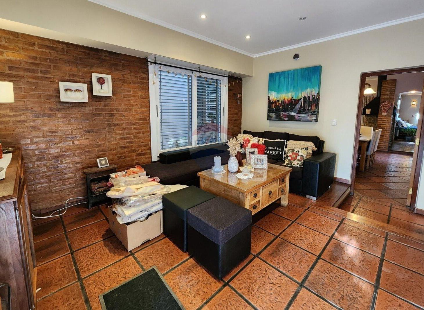 Foto de Venta Casa con Cochera Quincho y Pileta. F. Varela, imagen 4