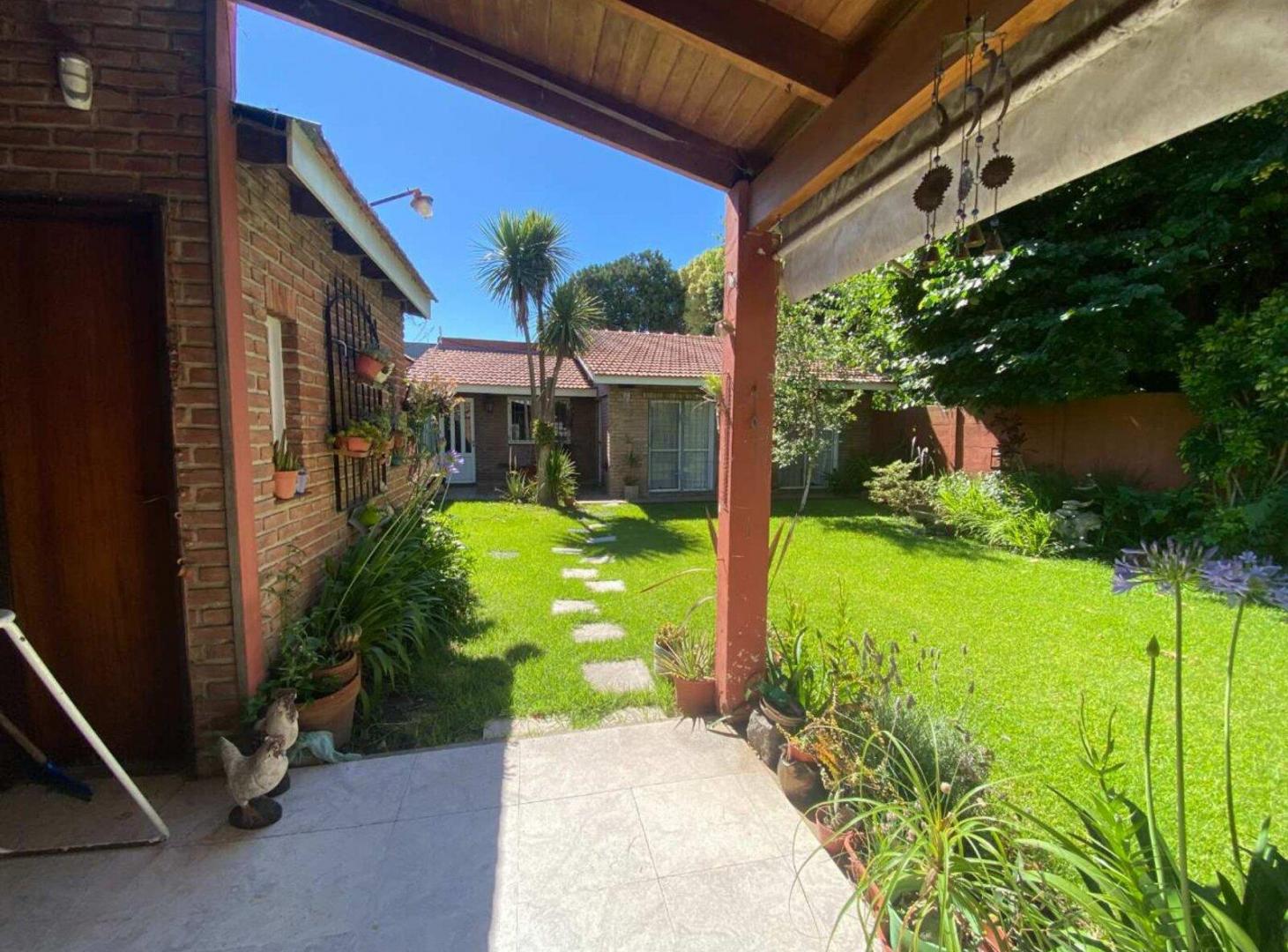 Foto de VENTA CASA 3 AMB CON COCHERA PARQUE QUINCHO BERNAL, imagen 1