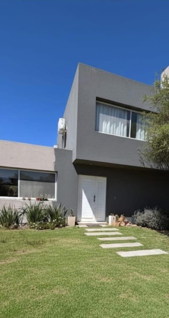 Casa Apta Credito de 3 Dormitorios en Las Cañitas Barrio Privado
