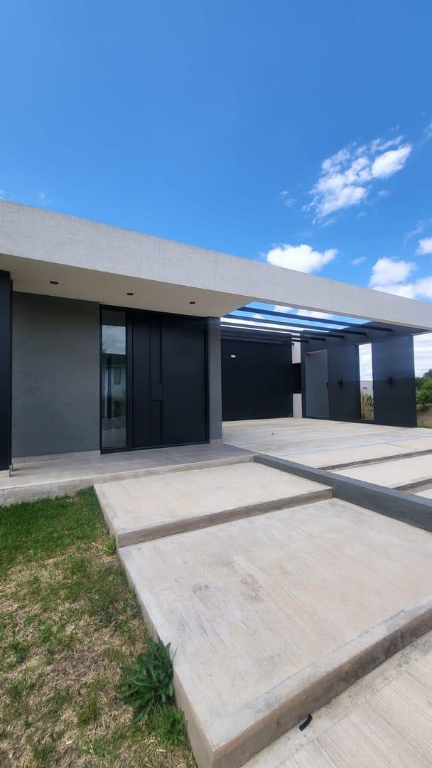 Casa en Venta de 3 Dormitorios APTA CREDITO en Las Cañitas Barrio Privado