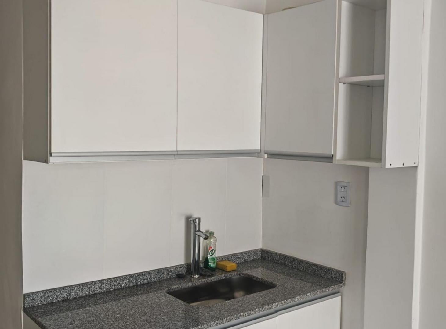 Foto de VENTA OFICINA BALVANERA C/ BAÑO, COCINA Y TERRAZA, imagen 4