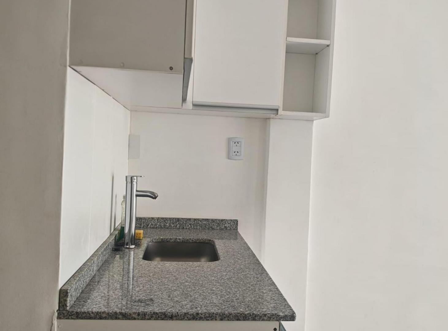 Foto de VENTA OFICINA BALVANERA C/ BAÑO, COCINA Y TERRAZA, imagen 5
