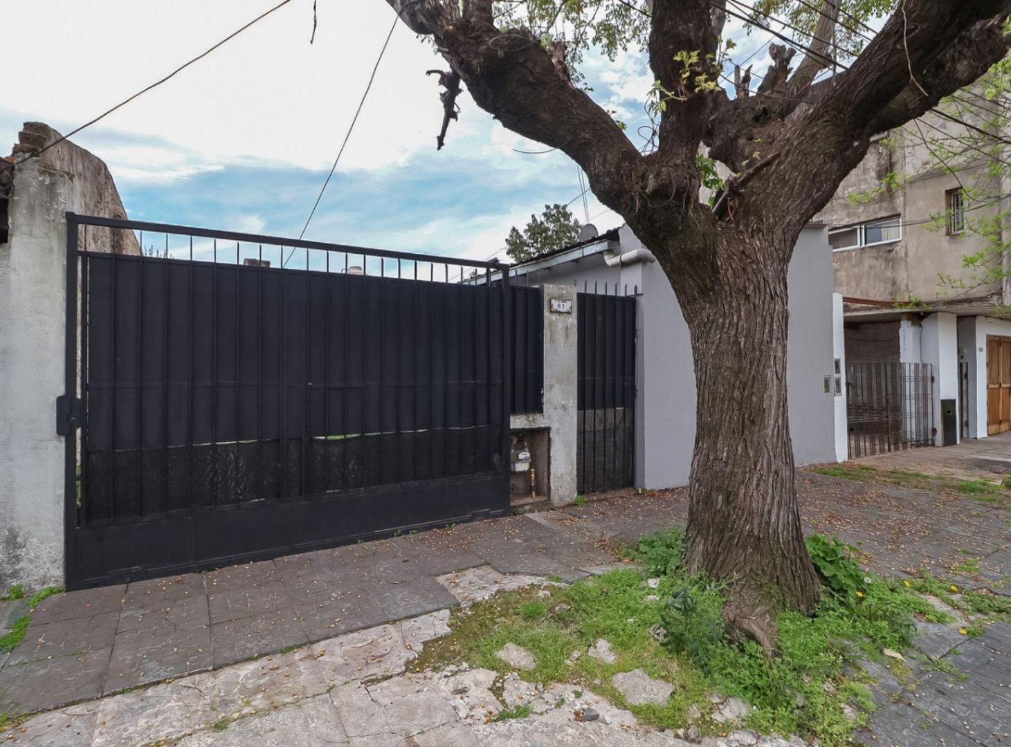 Foto de Casa en Venta + Depto con patio en Hurlingham, imagen 2