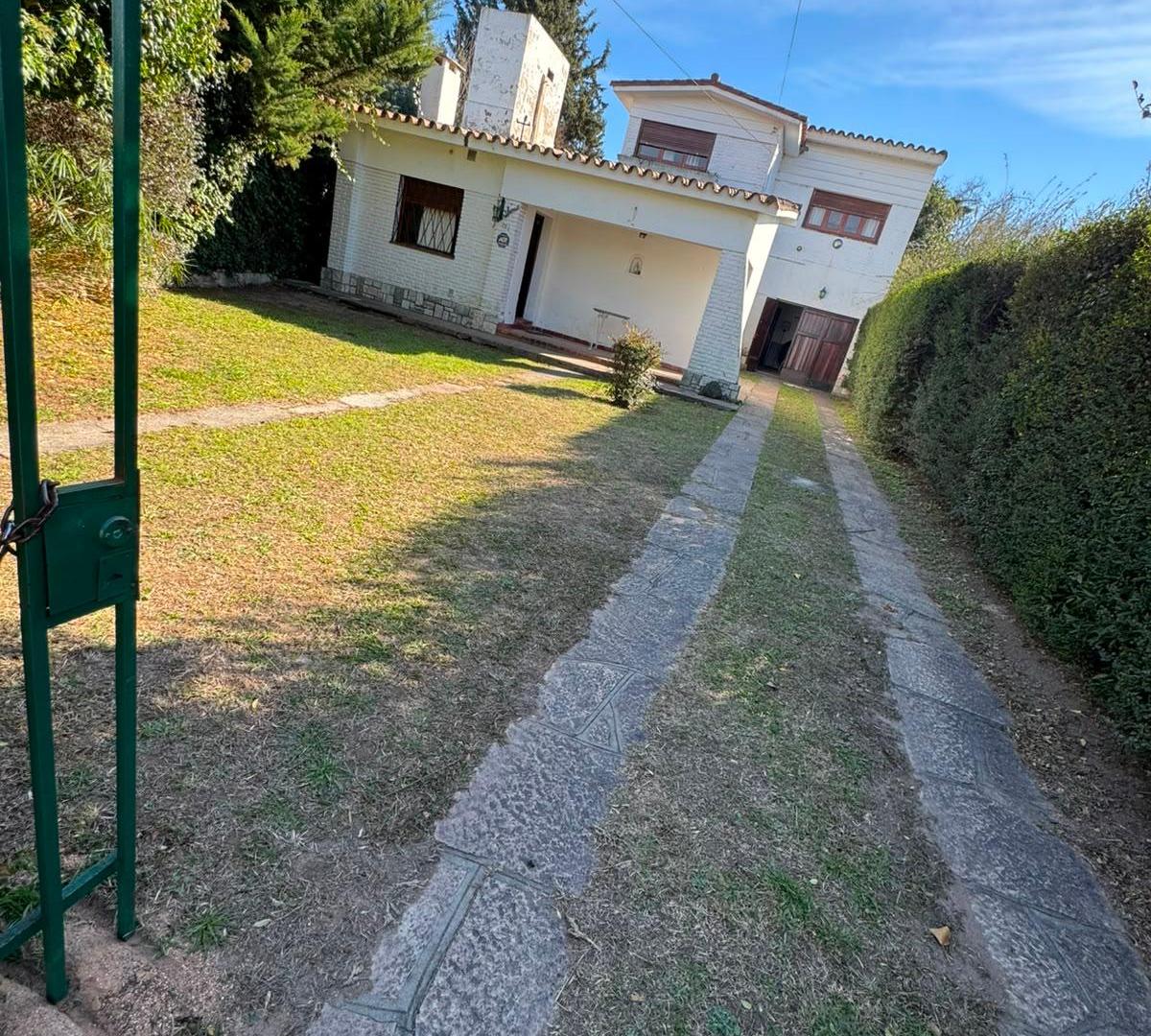 VENDO CASA DE 3 DORMITORIOS EN VILLA CARLOS PAZ – B° LA QUINTA – U$D 135.000!!!