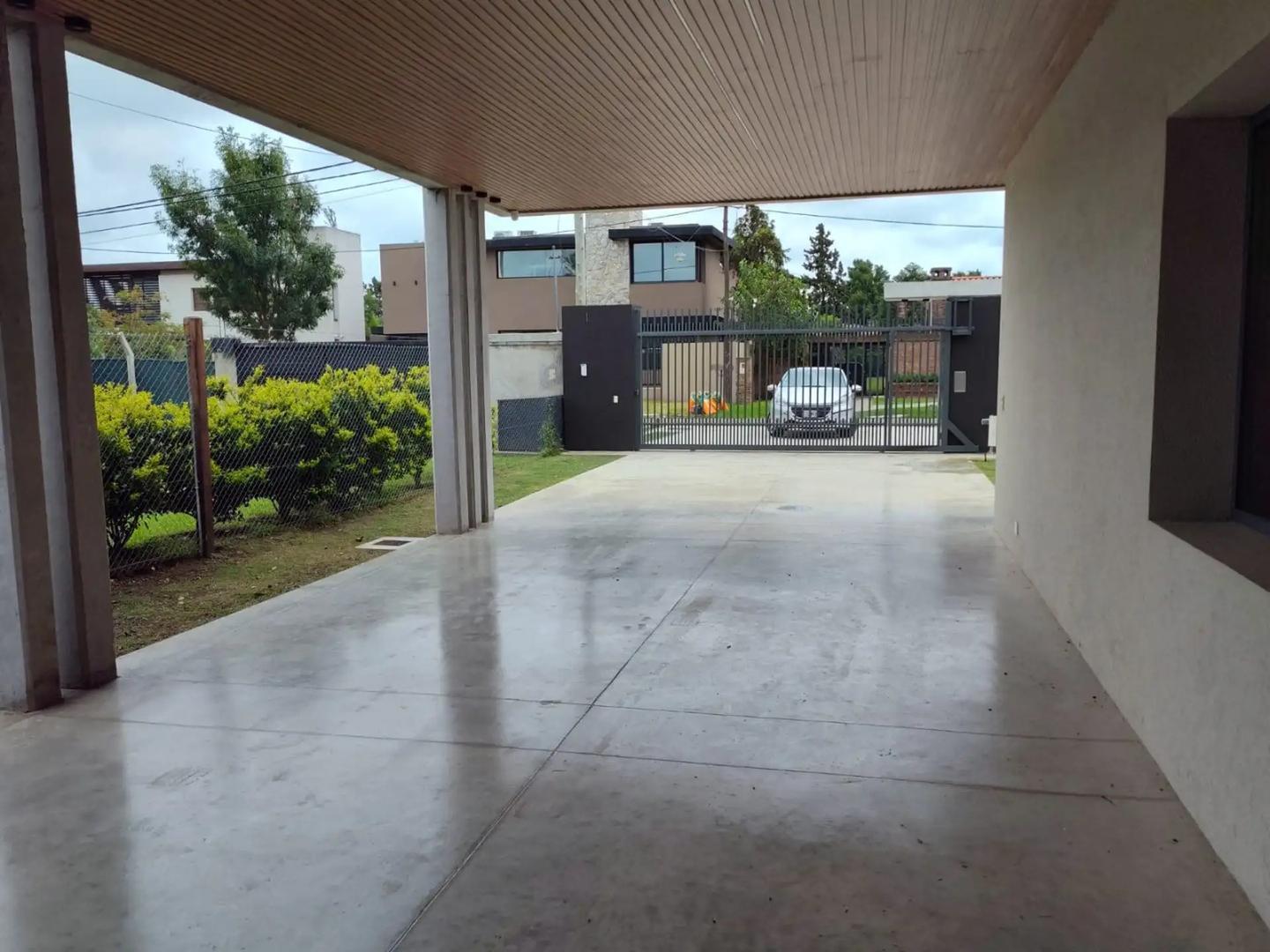 Foto de Hermosa casa residencial desarrollada en una planta. Constru, imagen 2