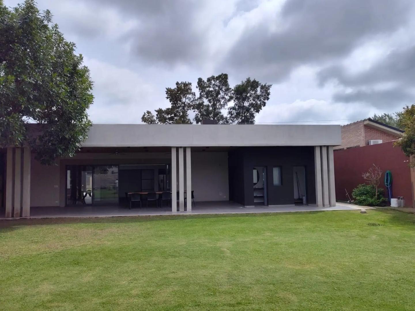 Foto de Hermosa casa residencial desarrollada en una planta. Constru, imagen 5