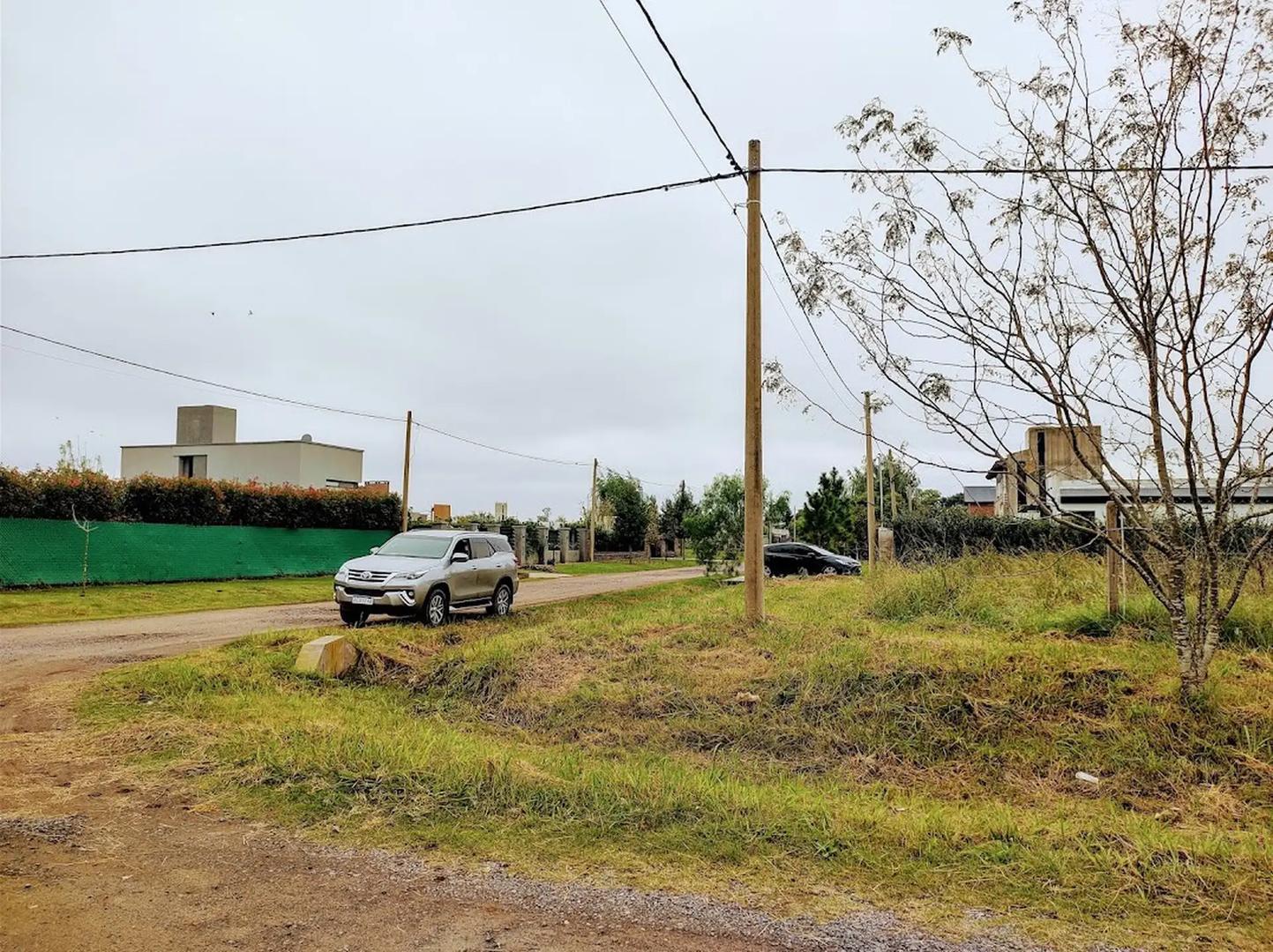 Excelente lote residencial en esquina .Funes Town.