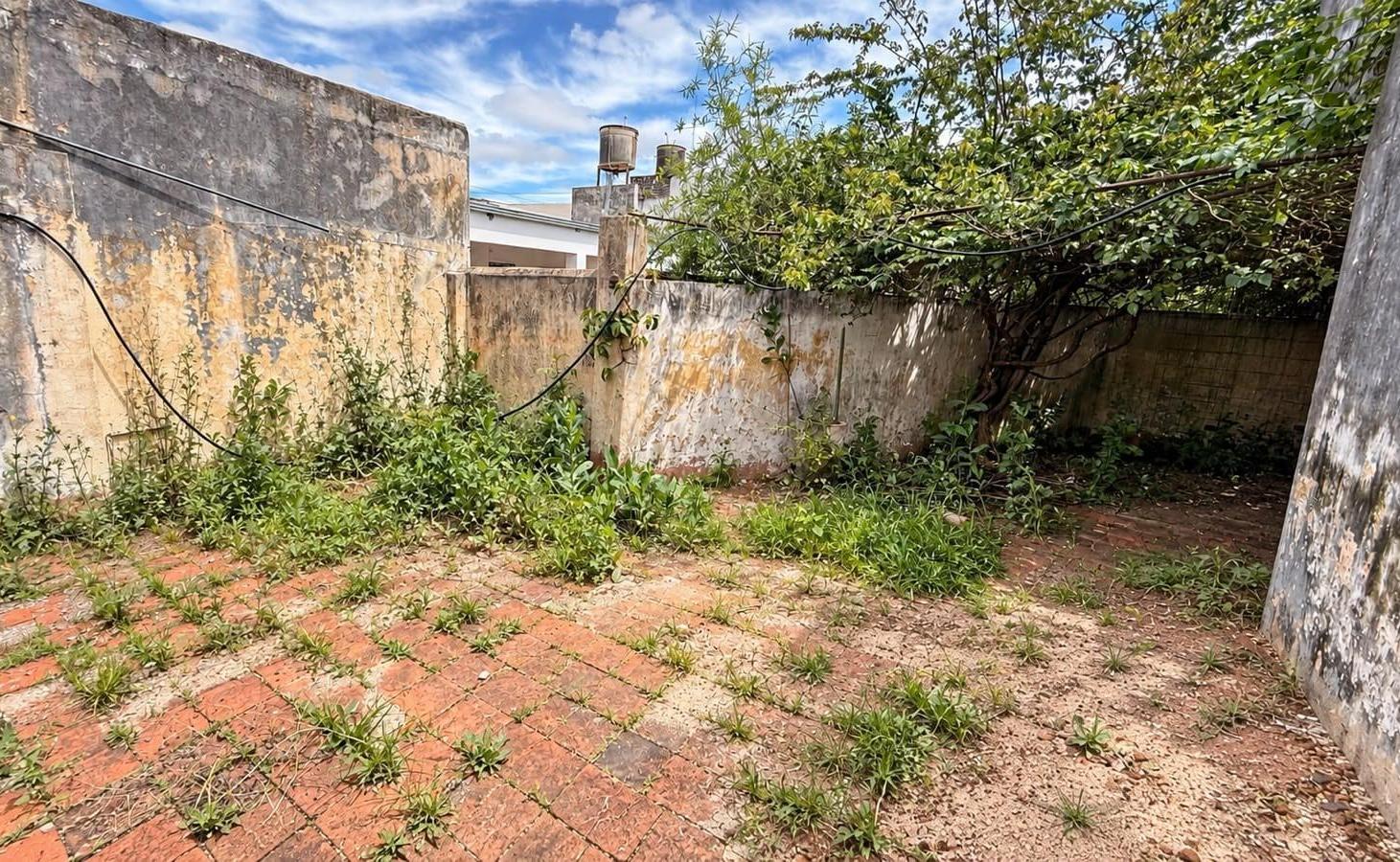 Foto de VENDO. Casa con importante TERRENO Céntrico. Concordia, ER.-, imagen 1