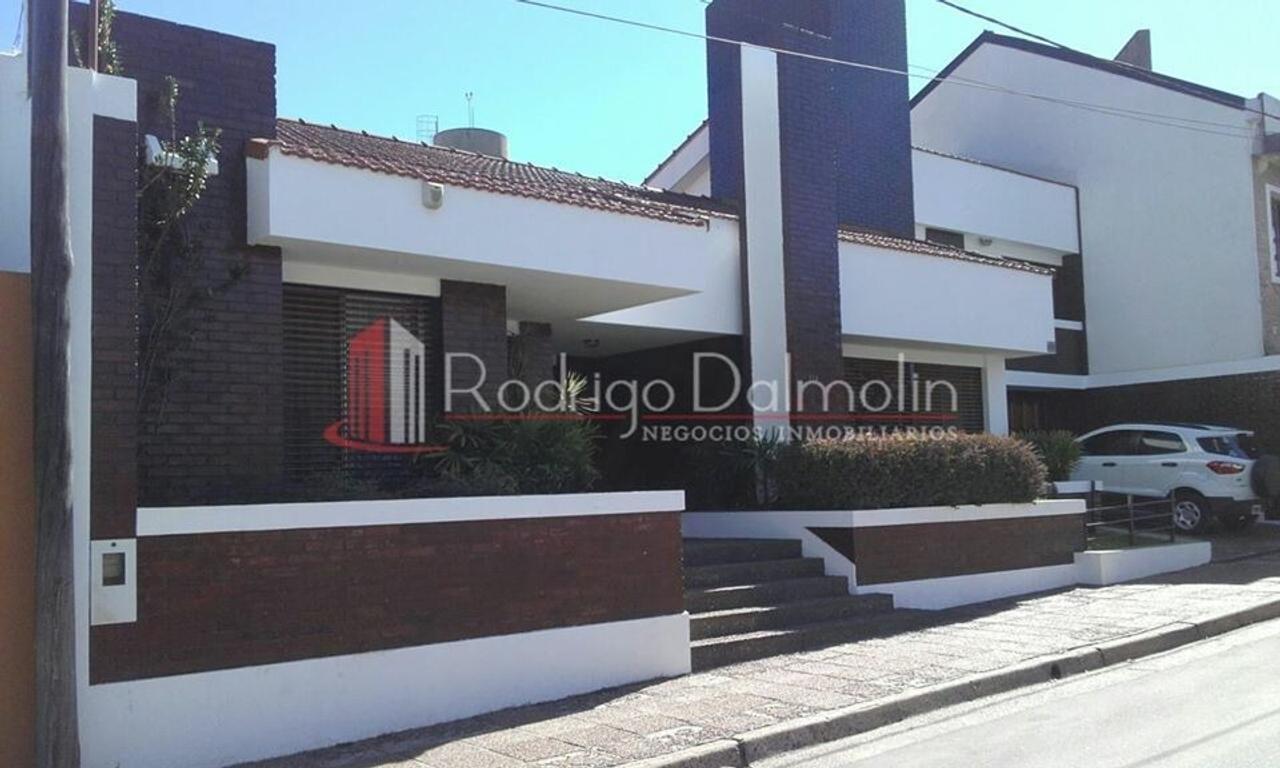 Foto de VENDO. Casa en calle 25 de Mayo 934/936. Concordia. ER, imagen 1