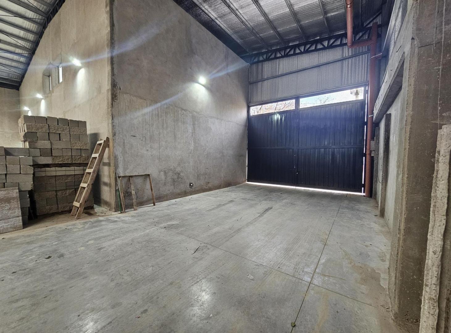 Foto de Galpón 1.300m2 - Venta - Alquiler - Villa Sarmiento, imagen 4