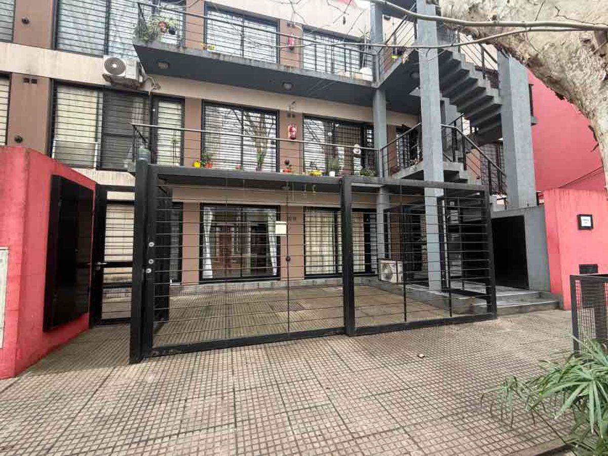 Foto de Departamento en alquiler con cochera en Bernal centro, imagen 1